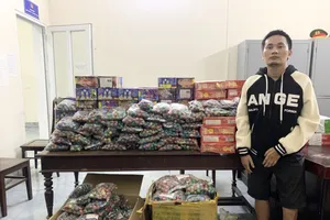 Đối tượng Nguyễn Văn Điệp cùng tang vật số pháo bị thu giữ tại cơ quan công an 