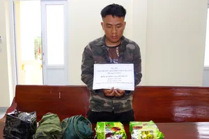 Đối tượng Pa Tếch Vừ cùng tang vật và một số vật dụng