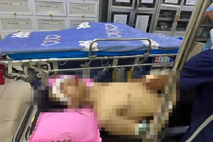 Em V.T.T. bị thương nặng được đưa đi cấp cứu 