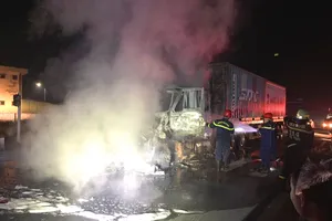 Lực lượng chức năng nỗ lực dập lửa trong đêm 