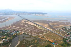 Cầu Cửa Nhượng (nối 2 xã Cẩm Nhượng và Cẩm Lĩnh của huyện Cẩm Xuyên) là “điểm nhấn” trên tuyến đường bộ ven biển Xuân Hội - Thạch Khê - Vũng Áng