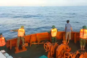 Lực lượng Bộ đội Biên phòng Hà Tĩnh trên đường ra tiếp cận hiện trường tàu chìm 