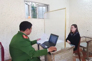 Cơ quan điều tra làm việc với Tô Thị Vĩnh. Ảnh: Công an Hà Tĩnh cung cấp 