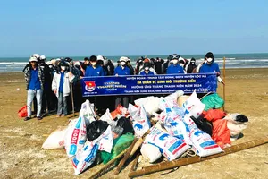 Tuổi trẻ Hà Tĩnh ra quân dọn vệ sinh môi trường biển 