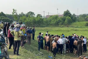 Đến 16 giờ ngày 15-4, thi thể em Đ.V.H. đã được tìm thấy 