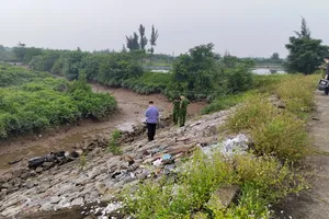 Lực lượng chức năng tiến hành khám nghiệm hiện trường