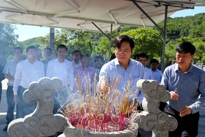 Các đại biểu dâng hương trước phần mộ cố Tổng Bí thư Hà Huy Tập