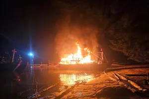 Hiện trường tàu cá bốc cháy dữ dội 