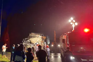 Lực lượng chức năng nỗ lực giải cứu tài xế mắc kẹt trong cabin. Ảnh: Công an Hà Tĩnh 