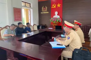 Cơ quan chức năng mời những người liên quan làm việc. Ảnh: Công an Hà Tĩnh 