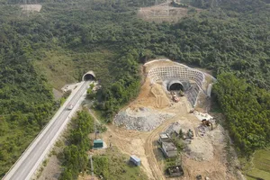 Thi công hạng mục mở rộng hầm Đèo Ngang xuyên dãy núi Hoành Sơn nối tỉnh Hà Tĩnh với Quảng Bình 