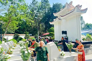 Người dân dâng hương, dâng hoa tưởng niệm, tri ân tại phần mộ 10 nữ Anh hùng liệt sĩ Thanh niên xung phong Ngã ba Đồng Lộc