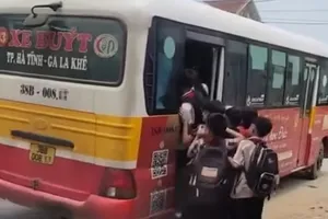 Cảnh học sinh chen lấn, xô đẩy lên xe buýt đang di chuyển. Ảnh: cắt từ clip 