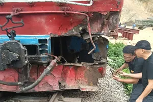 Đầu máy tàu hỏa bị hư hỏng tại hiện trường 