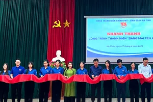 Các đại biểu cắt băng khánh thành công trình thanh niên “Sáng mãi tên anh” tại Khu tưởng niệm Lý Tự Trọng 