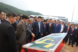 Chủ tịch nước Lương Cường và Tổng Bí thư, Chủ tịch nước Lào Thongloun Sisoulith cùng các đại biểu xem quy hoạch Bến số 3, Cảng quốc tế Lào - Việt 