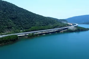 Cầu bắc bên hồ và đồi núi hiểm trở trên tuyến đường bộ cao tốc Vũng Áng - Bùng 