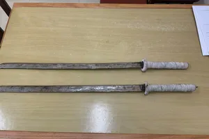 Thu giữ tang vật 2 thanh kiếm tự chế 