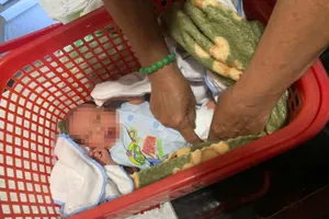 Bé gái sơ sinh bị bỏ rơi ở thôn Lâm Vượng, xã Xuân Liên, Nghi Xuân, tỉnh (Hà Tĩnh)