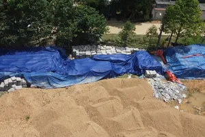 Khu vực nhiều bao xi măng để ngoài trời, phủ bạt tạm bợ ở xã Lộc Yên 