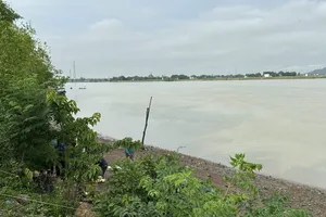 Người dân và lực lượng chức năng đang nỗ lực tìm kiếm em H. mất tích trên sông 