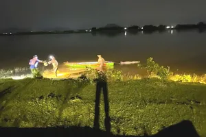 Lực lượng chức năng và người dân tìm thấy thi thể nam sinh bị đuối nước trên sông Lam