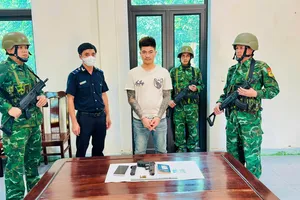 Lực lượng chức năng bắt giữ đối tượng Tống Thanh Phong và tang vật vụ án 