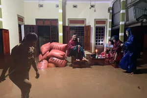 Nước tràn vào nhà dân ở xã Cẩm Mỹ, huyện Cẩm Xuyên 