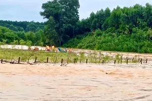 Lực lượng chức năng xã Lộc Yên dùng xuồng máy vượt dòng nước lũ để cứu người dân 