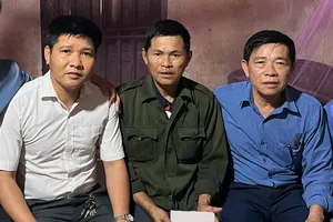 Ông Đặng Hữu Oanh tiếp nhận số tiền 20 triệu đồng của bạn đọc Báo SGGP hỗ trợ 