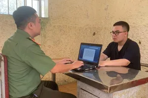 Cơ quan điều tra làm việc với Trần Quang Huy. Ảnh: Công an Hà Tĩnh 