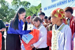 Bí thư Tỉnh đoàn Hà Tĩnh Nguyễn Ny Hương trao quà an sinh cho bà con dân tộc Chứt