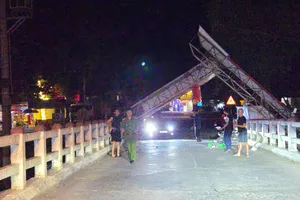 Hiện trường cổng chào bị gãy, đổ sập trong đêm 
