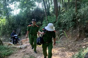 Lực lượng công an tiếp cận hiện trường để điều tra làm rõ 