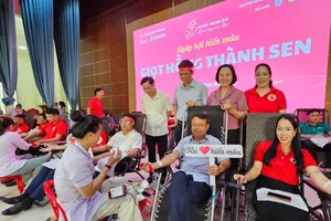 Phó Chủ tịch UBND tỉnh Hà Tĩnh Dương Tất Thắng và các đại biểu tham gia hiến máu 