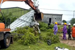 Công ty Điện lực Hà Tĩnh đang nỗ lực khắc phục sự cố để sớm tái cấp điện cho khách hàng 