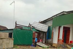 Nhà dân ở thôn Trung Tiến (xã Cẩm Trung, huyện Cẩm Xuyên, Hà Tĩnh) bị lốc xoáy làm tốc mái, hư hỏng nặng 