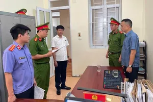 Cơ quan điều tra đọc lệnh khởi tố đối tượng Nguyễn Văn Bình. Ảnh: Công an Hà Tĩnh 