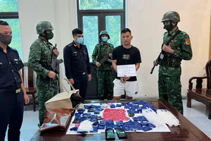 Lực lượng chức năng bắt giữ Nguyễn Đình Cường cùng tang vật 