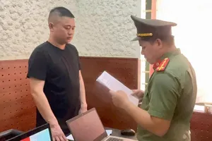 Cơ quan An ninh điều tra tống đạt quyết định khởi tố Trần Tiến Đạt. Ảnh: Công an Hà Tĩnh 