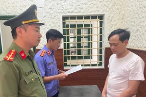 Tống đạt quyết định khởi tố bị can Lê Hữu Ngọc. Ảnh: Công an Hà Tĩnh cung cấp 