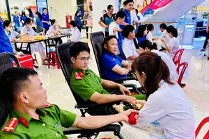 Các tình nguyện viên tham gia hiến máu 