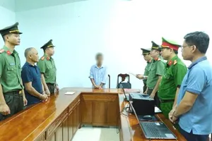 Tống đạt quyết định khởi tố bị can Phạm Viết Công. Ảnh: CÔNG AN HÀ TĨNH