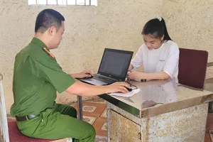 Cơ quan cảnh sát điều tra làm việc với đối tượng Nguyệt. Ảnh: CÔNG AN HÀ TĨNH