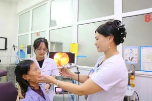 Bác sỹ Lê Thị Hà, Trưởng khoa Tai - Mũi - Họng (Bệnh viện Đa khoa tỉnh Hà Tĩnh) kiểm tra mũi cho bệnh nhân sau phẫu thuật nội soi 