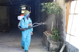 Phun thuốc diệt muỗi trưởng thành cho các hộ dân trong bán kính 200m kể từ nhà bệnh nhân 