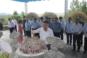 Đồng chí Lê Minh Hưng, Ủy viên Bộ Chính trị, Bí thư Trung ương Đảng, Trưởng Ban Tổ chức Trung ương cùng các thành viên trong đoàn công tác dâng hương tại Khu di tích cố Tổng Bí thư Trần Phú 