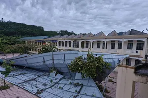 Trận giông lốc khiến dãy nhà Trường THCS Hải Thượng Lãn Ông bị tốc mái 