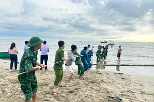 Đồn Biên phòng Lạch Kèn phối hợp với lực lượng chức năng, chính quyền địa phương kéo tàu bị chìm vào bờ 