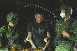 Lực lượng chức năng bắt giữ đối tượng Trần Văn Nam tại hiện trường